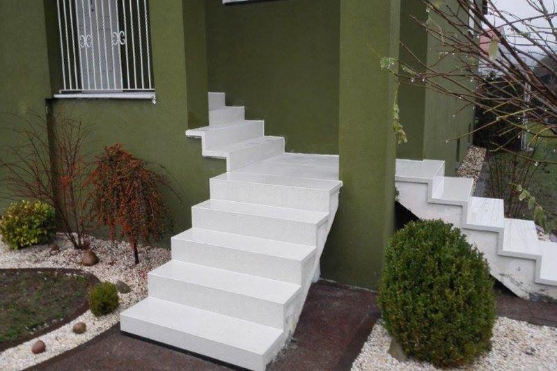 białe zawijane schody